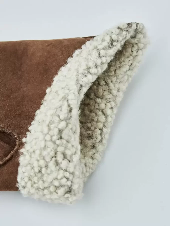 Handsydd lammskinnsmocka