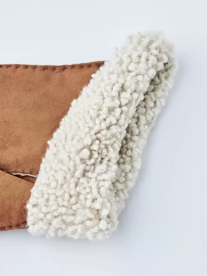 Handsydd lammskinnsmocka Handsydd lammskinnsmocka