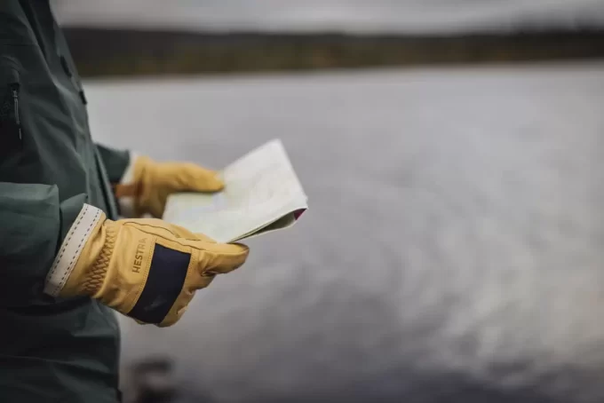 Hestra Njord Navy & naturlig brun Hestra Njord Navy & naturlig brun